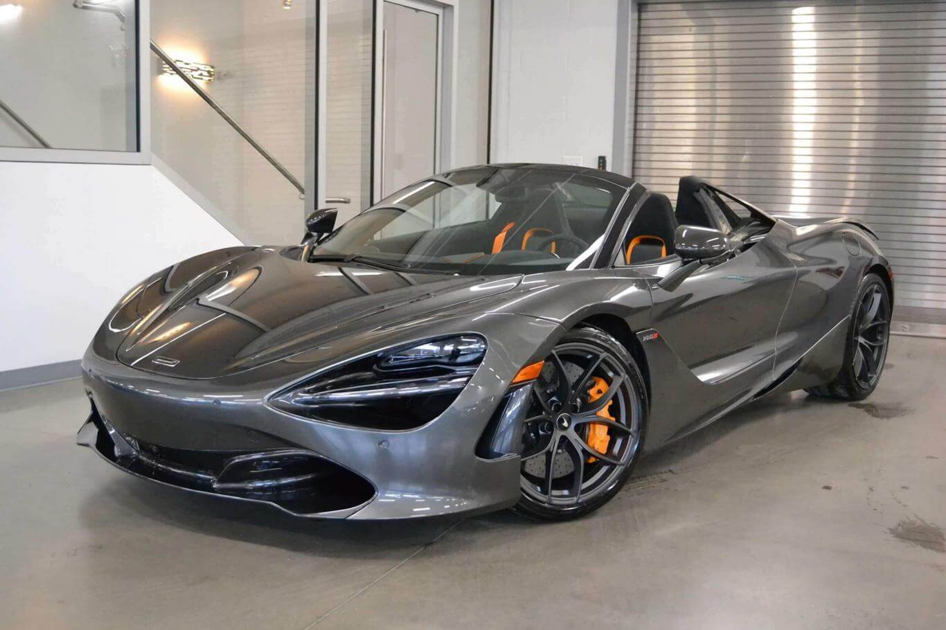 Tampilan McLaren 720s Spider berwarna silver stone